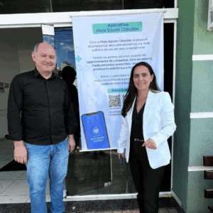 Secretária de Saúde de Farncisco Beltrão, Cintia Jaqueline Ramos, com o Representante da IDS Leonir Zarpelon