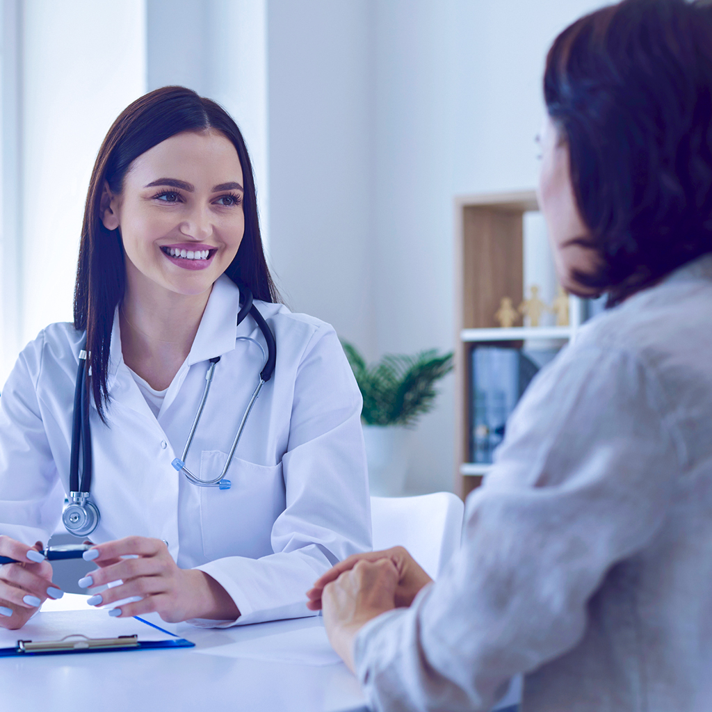 Profissional de saúde atendendo paciente em consultório, representando o cuidado humanizado e a atenção integral oferecida por sistemas de gestão em saúde pública.